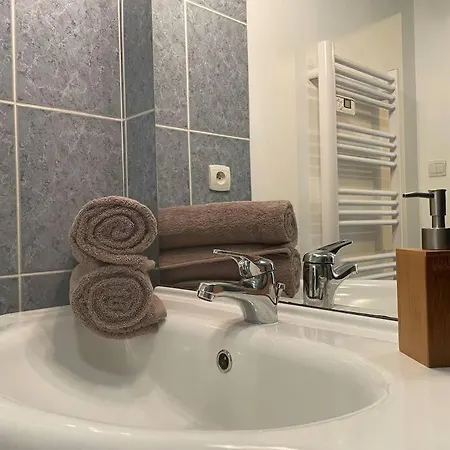 Le Carducci - Joli T2 Dans Au Calme Appartement *
